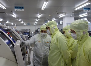 工信部電子工業(yè)標(biāo)準(zhǔn)化研究院 信息安全研究中心考察英飛凌無錫智能工廠